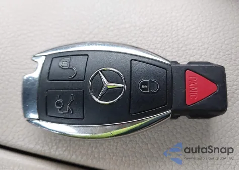 2016 Mercedes-Benz C 300 4Matic z USA, uszkodzony, nr VIN 55SWF4KB8GU114367